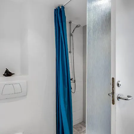 Apartment Bad, Lejl, 57