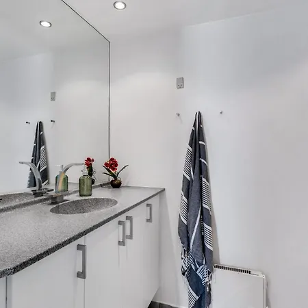 Apartment Bad, Lejl, 57 *